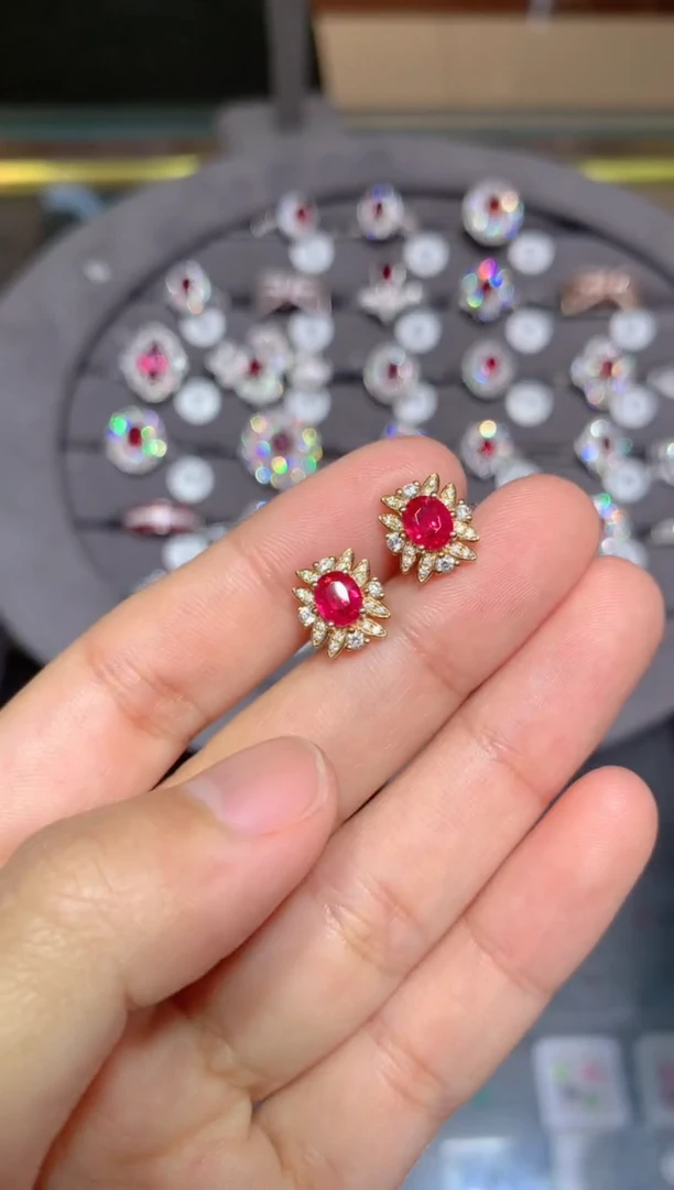 【闪购商品】红宝石耳钉18K金镶嵌1.0CT