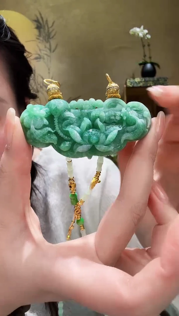 颈饰未镶嵌翡翠吊坠