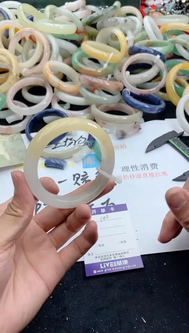 【闪购商品】石英质玉手镯未镶嵌100