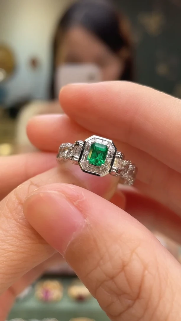 18K金镶嵌戒指祖母绿斯瓦特蝴蝶效应主石：0.48ct