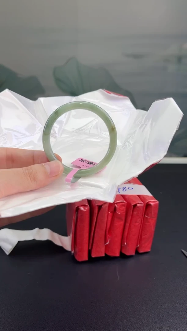 翡翠手镯未镶嵌翡翠手镯