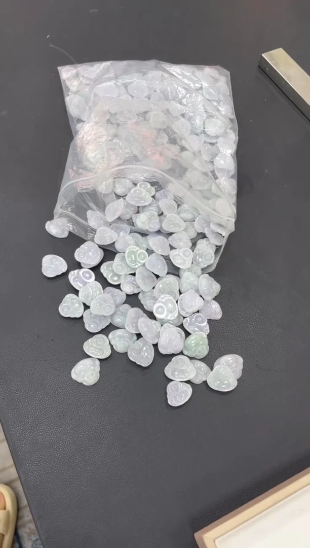 翡翠挂件未镶嵌小佛公多样性发1件-微瑕不配绳