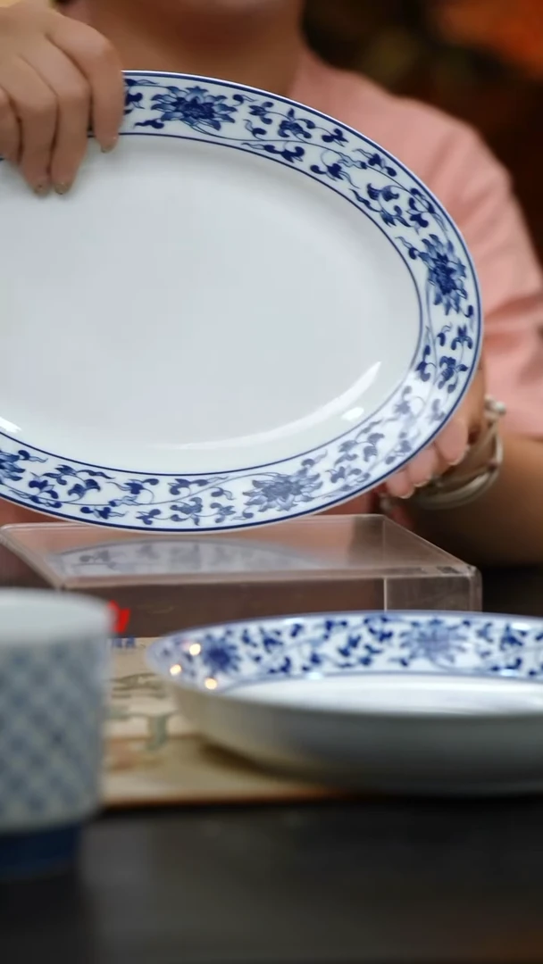 1个微瑕古韵缠枝12英寸鱼盘