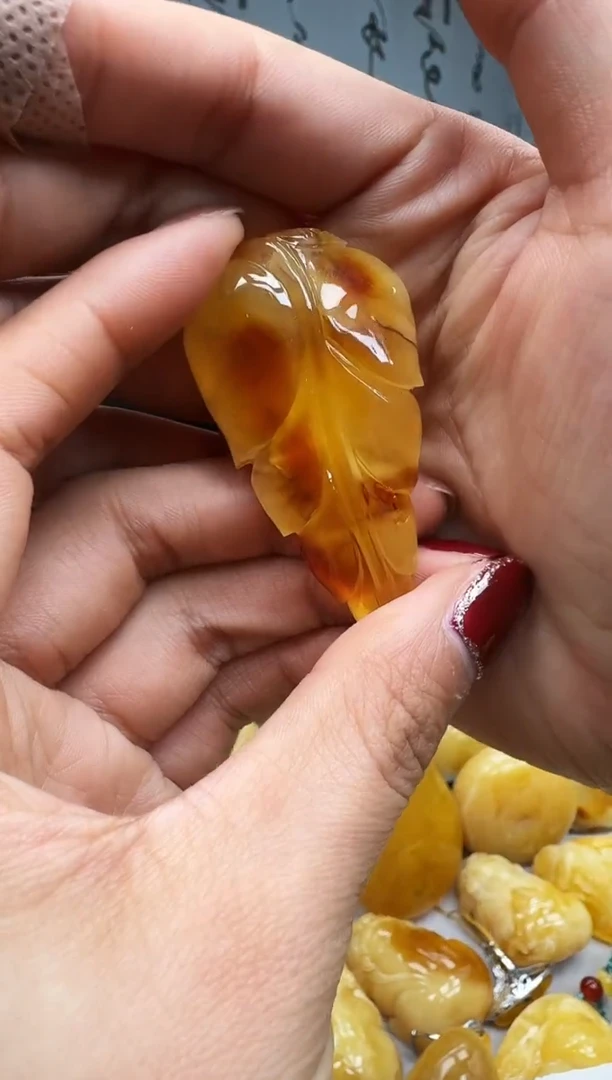 【闪购商品】琥珀裸石未镶嵌挂坠