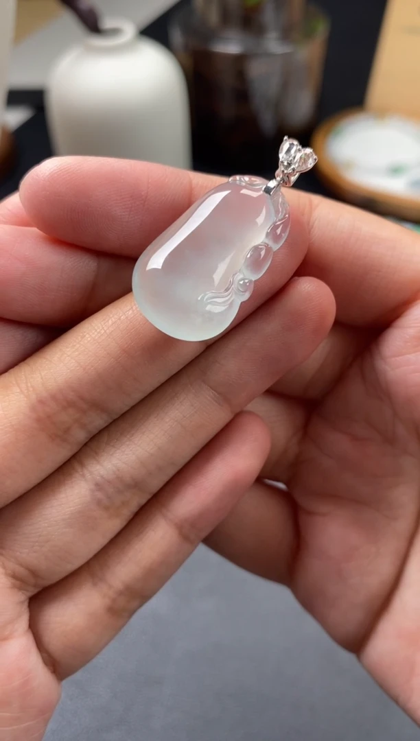 翡翠18K金镶嵌颈饰翡翠冰胶福瓜