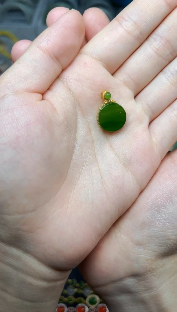 和田玉18K金镶嵌颈饰碧玉圆牌06