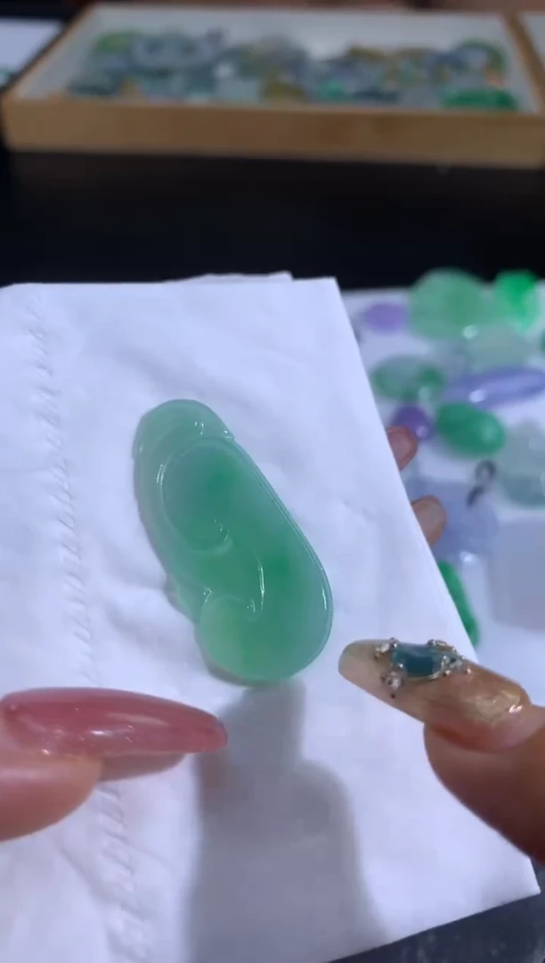 未镶嵌定制翡翠和**小翡翠