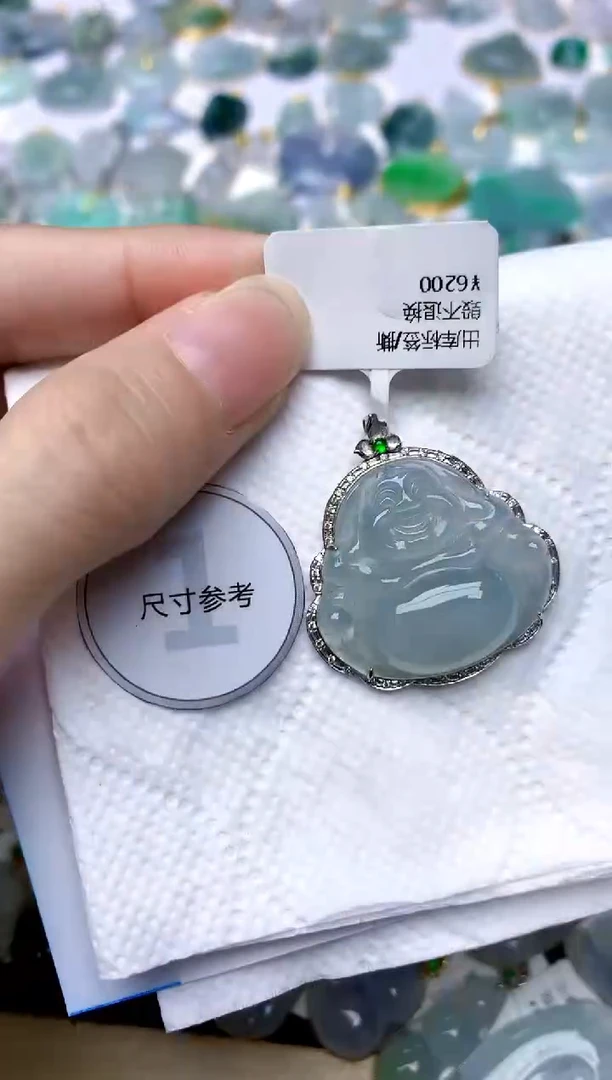颈饰18K金镶嵌翡翠天然A货翡翠