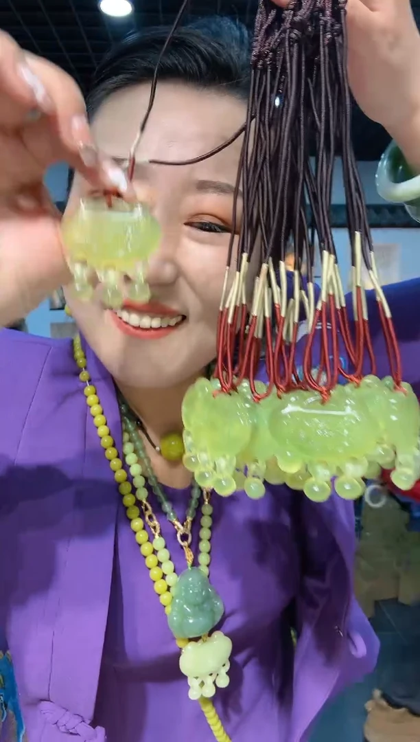 【闪购商品】岫玉颈饰未镶嵌辽阳绿牡丹花鬼工怀