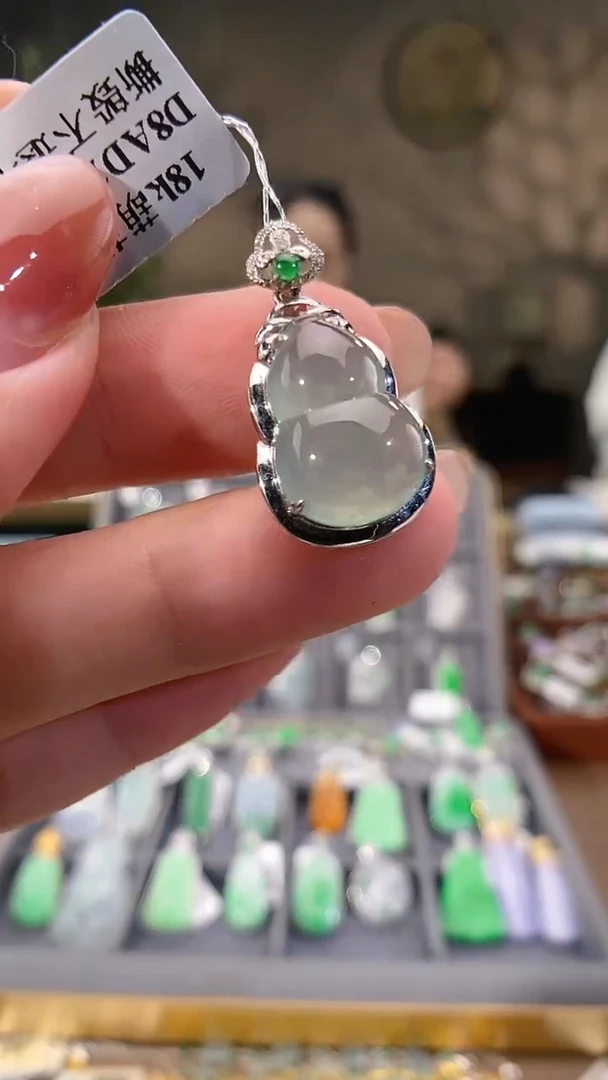 吊坠(不含链)18K金镶嵌翡翠葫芦