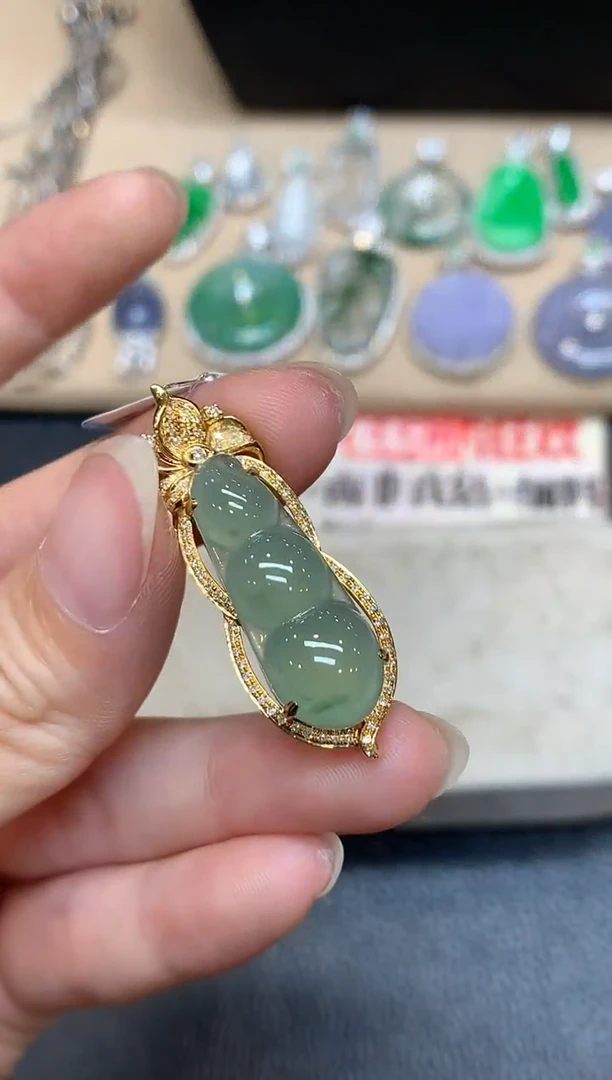 颈饰18K金镶嵌翡翠福豆【无服务费