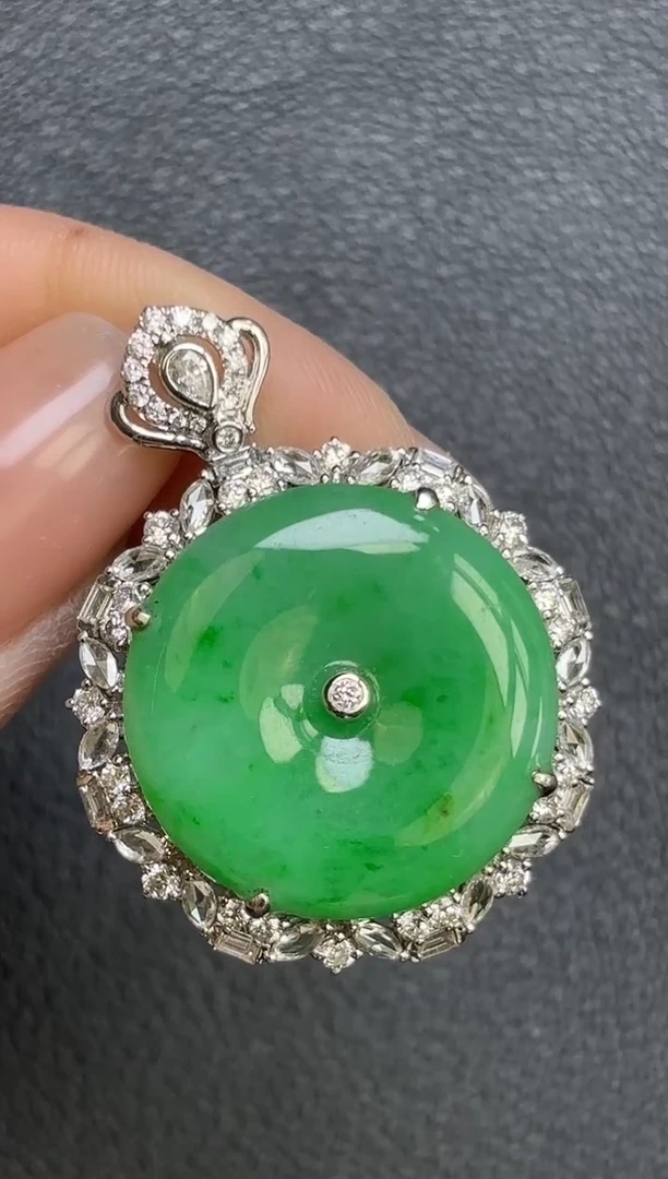 颈饰18K金镶嵌翡翠平安扣