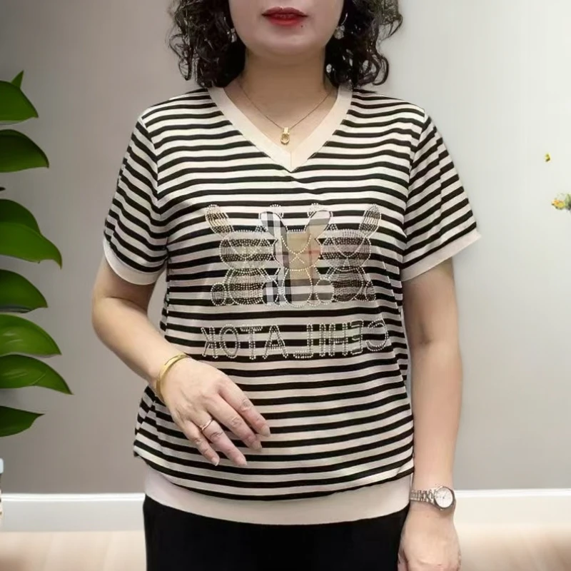 大码妈妈装宽松显瘦遮肚子V领T恤短袖条纹中老年女装百搭