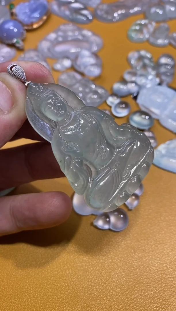 吊坠(不含链)18K金镶嵌翡翠观音