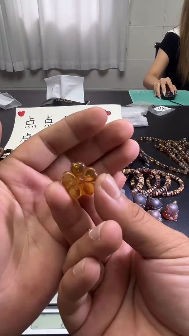 未镶嵌琥珀裸石80