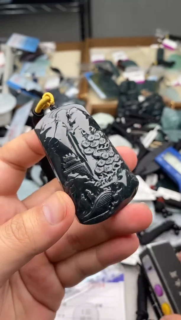 翡翠未镶嵌颈饰多样性发其一