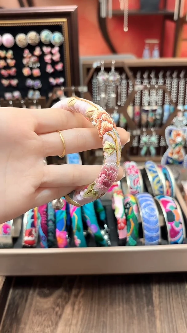 织绣云织谣民族风精美饰品140