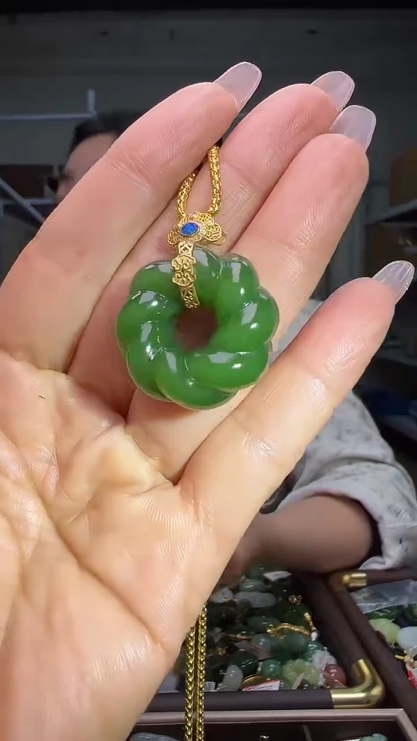 颈饰18K金镶嵌和田玉（多样性发货.发其一)12.09.37