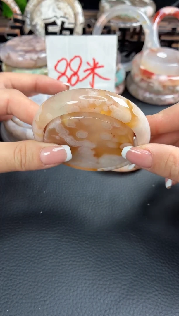 未镶嵌手镯（圆镯）石英质玉57