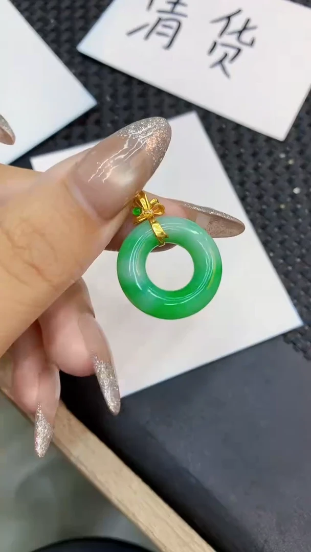 颈饰18K金镶嵌翡翠1