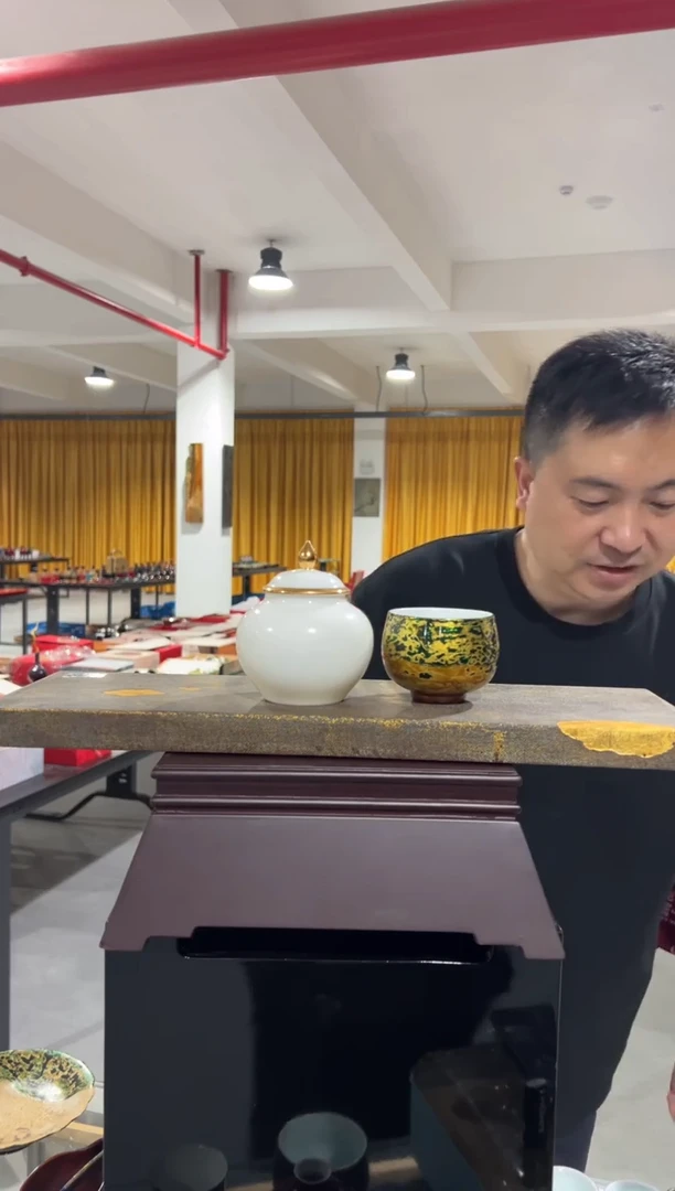 极光绿金主人杯和一个白瓷茶叶罐-太古大漆