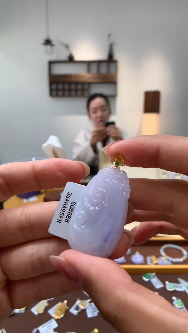 颈饰18K金镶嵌翡翠如意