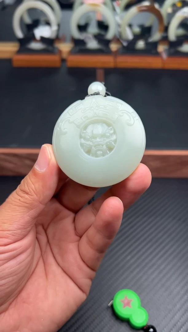 未镶嵌和田玉把件且末微色差近矿