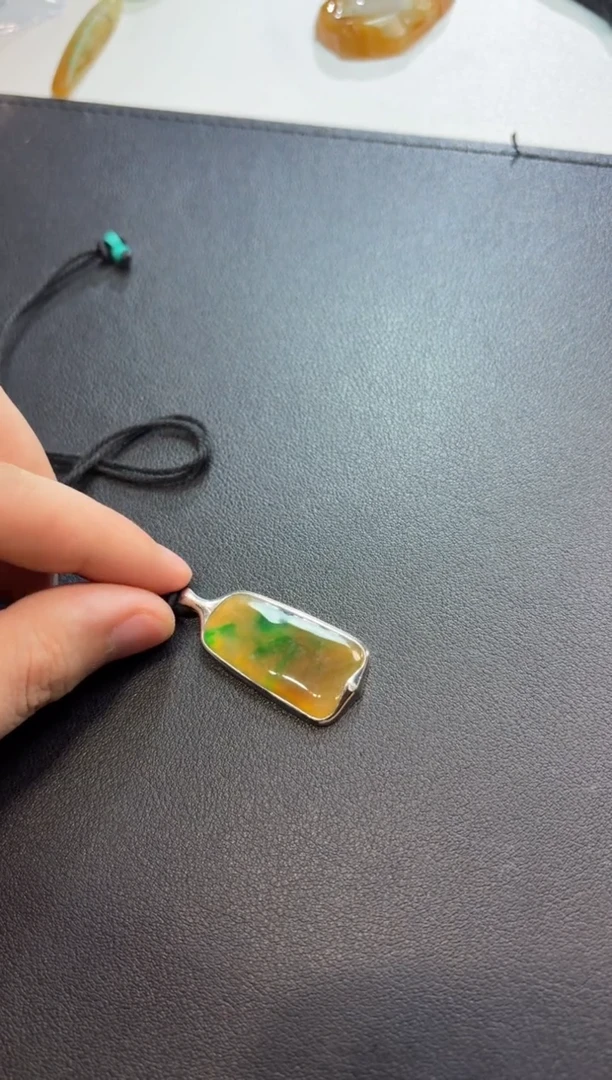 颈饰银S925镶嵌翡翠黄加绿无事牌