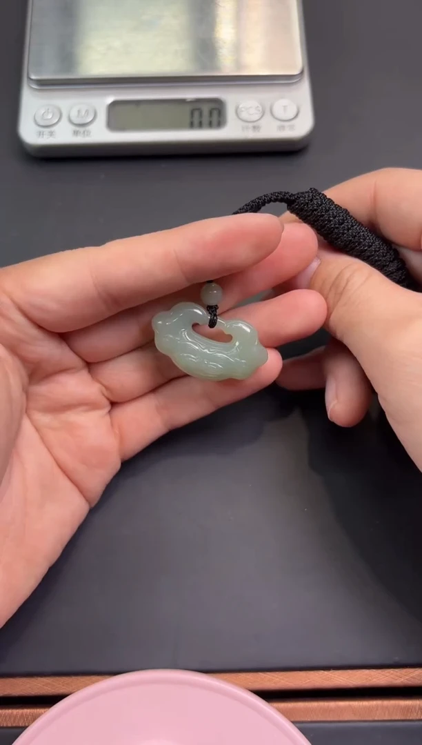 【闪购商品】和田玉吊坠(赠链)未镶嵌且末微色差近矿吊坠
