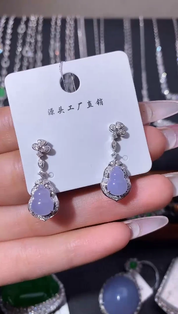 颈饰18K金镶嵌翡翠耳饰