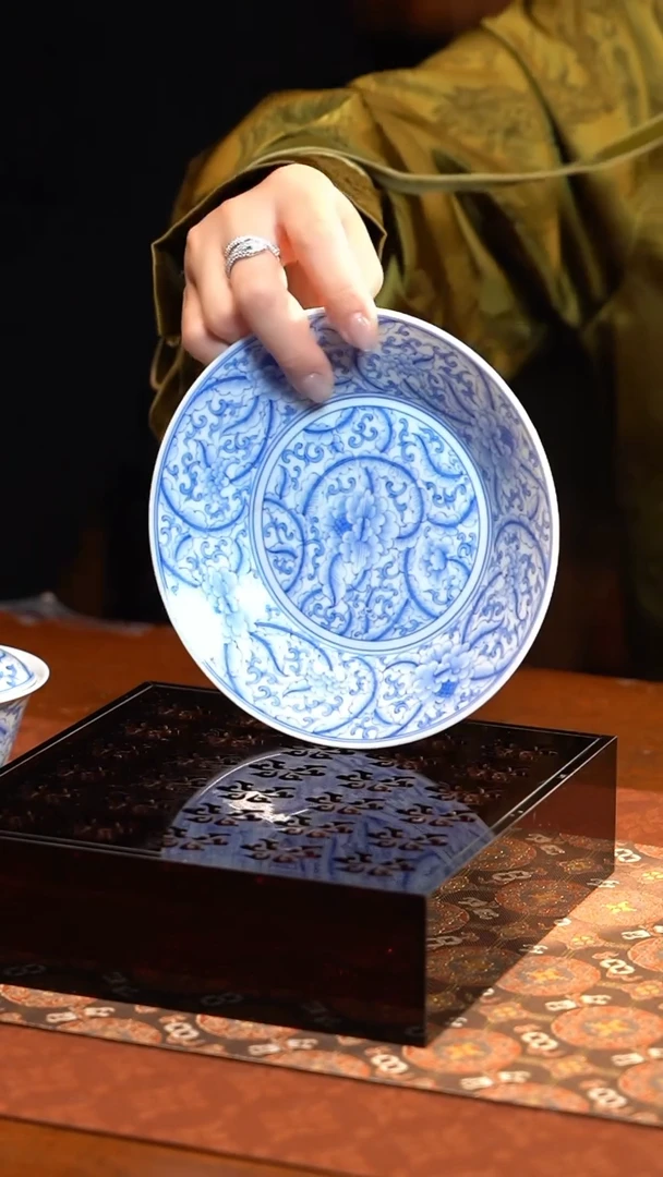 【闪购商品】L雨后白描缠枝牡丹壶承