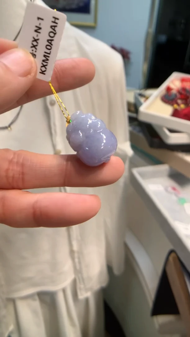 颈饰18K金镶嵌翡翠猪猪