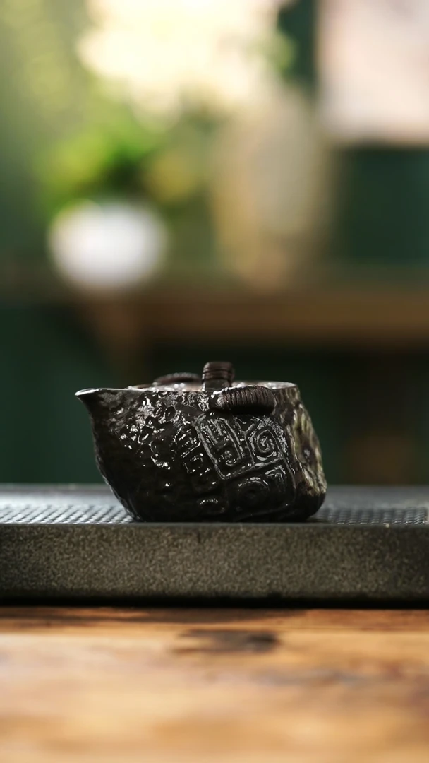 中式冰碛岩整石雕刻饕餮宝瓶壶