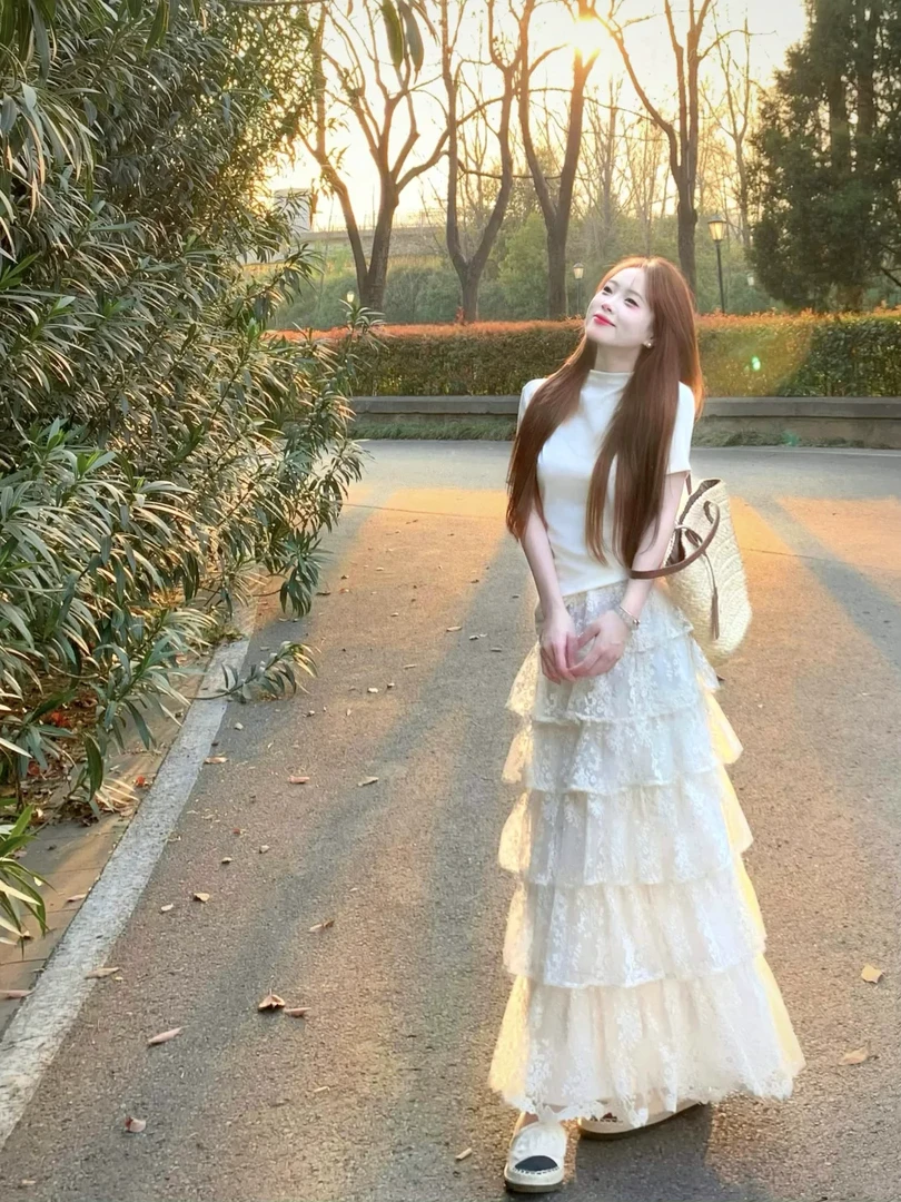 2025夏季搭配一整套减龄洋气女装白色t恤搭配白色蕾丝半身裙套装