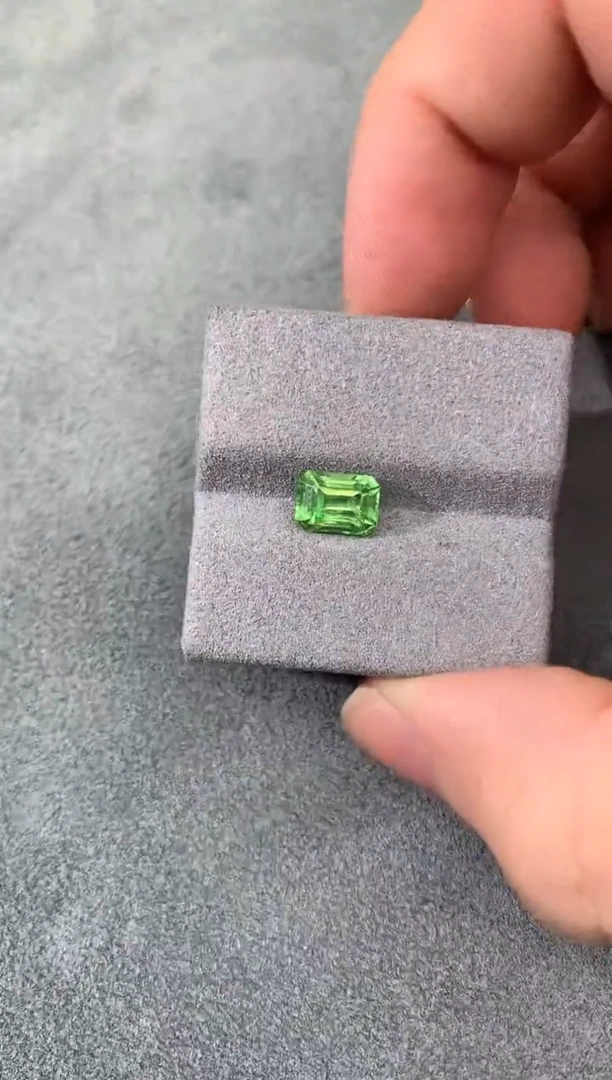 未镶嵌裸石石榴石（沙弗莱）1.62CT