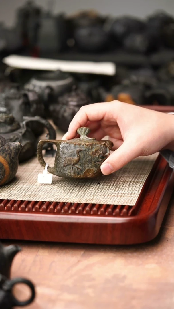 陈国力老师作品冰碛岩重工雕刻一路连升壶