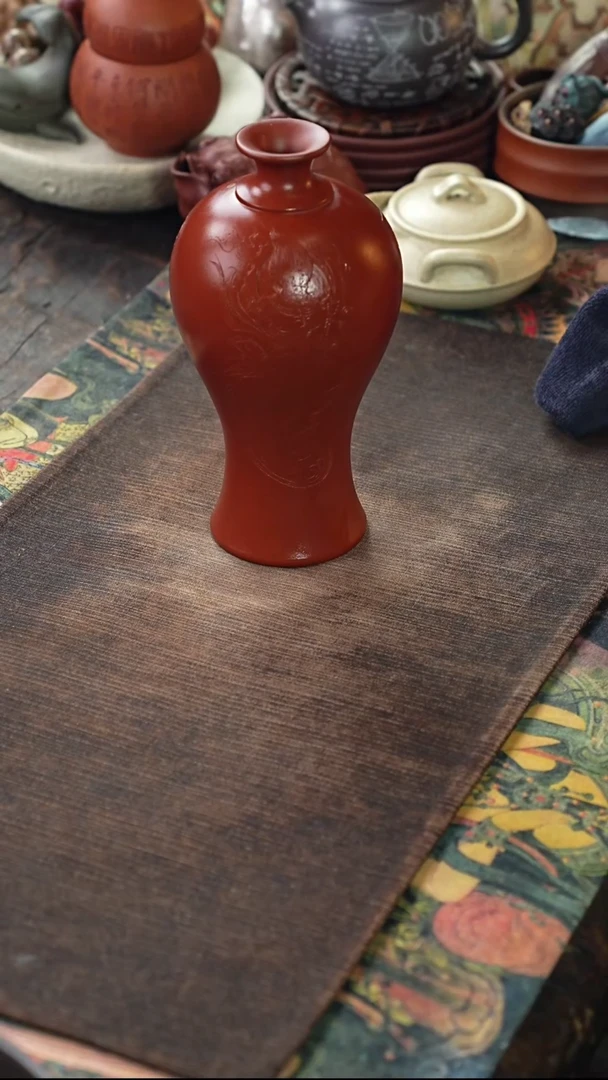 朱泥刻绘不动明王紫砂瓶