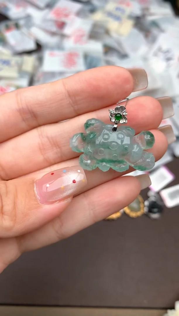 18K金镶嵌挂件翡翠一