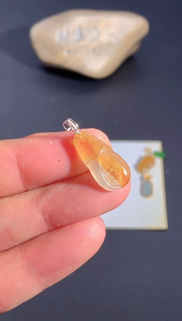 颈饰18K金镶嵌翡翠
