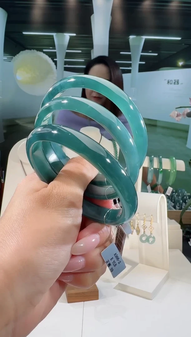 翡翠手镯未镶嵌天然A货翡翠手镯多样性发其一