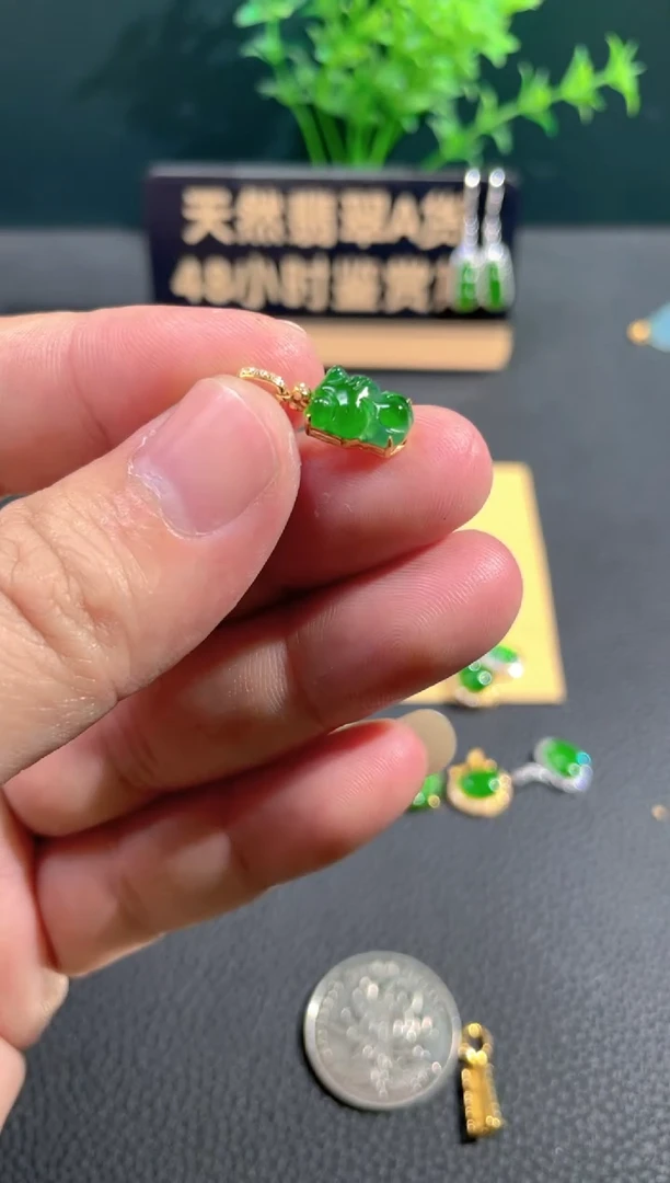 【闪购商品】翡翠颈饰18K金镶嵌翡翠