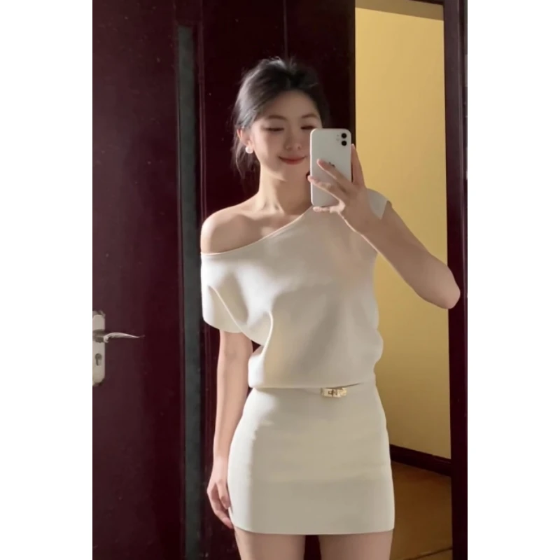 白色斜肩短袖连衣裙女2025夏季新款纯欲风高级收腰显瘦包臀短裙子