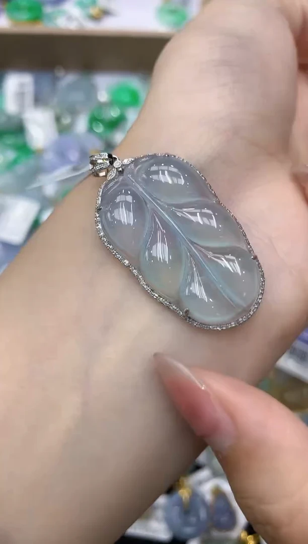 翡翠18K金镶嵌颈饰111111111