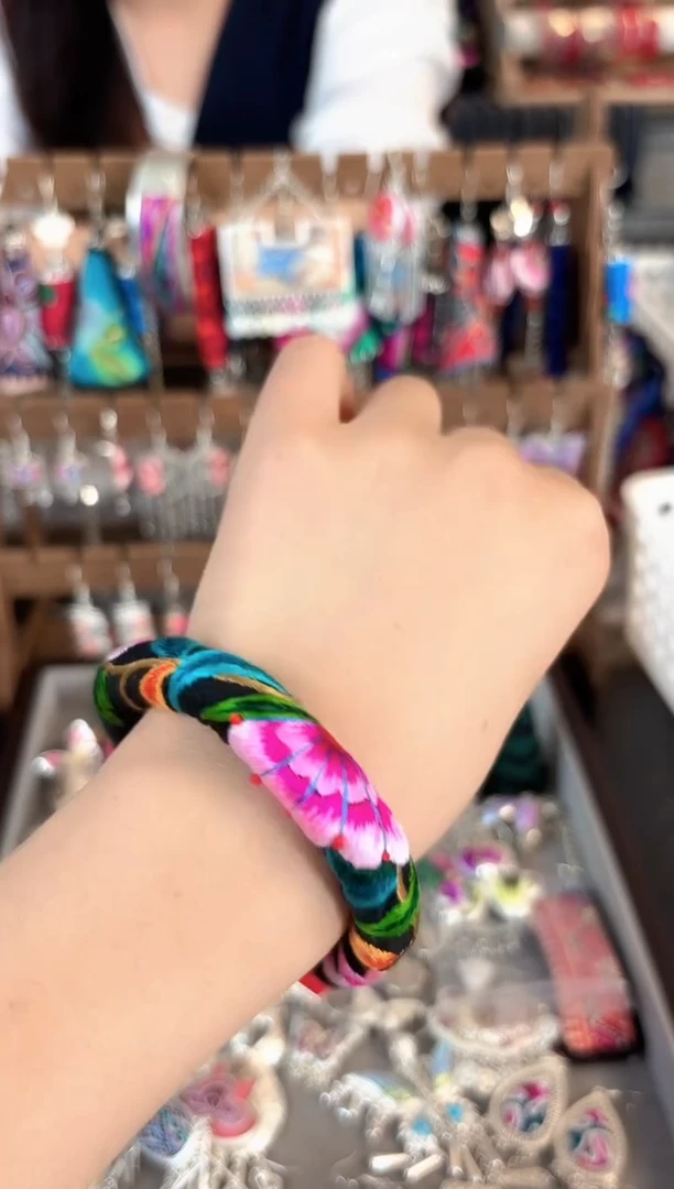 彩云南阁非遗老绣饰品630