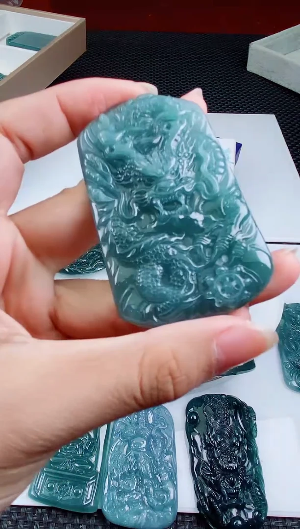 翡翠未镶嵌颈饰1