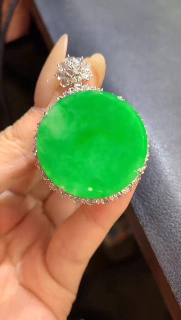 吊坠(不含链)18K金镶嵌翡翠内****械90-圆牌79800