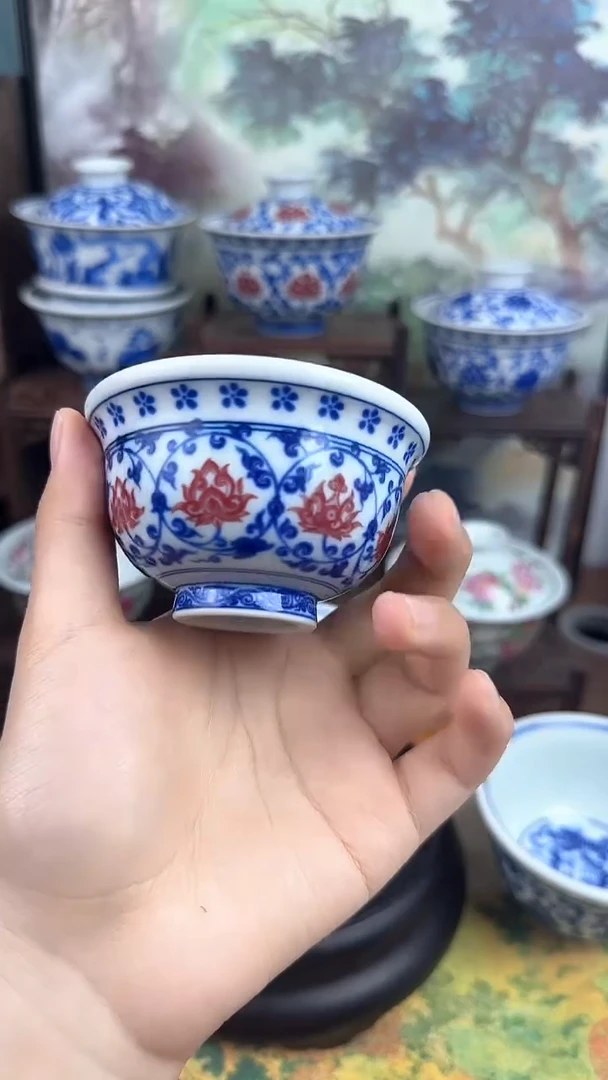 陶瓷青花釉里红缠枝莲小压手杯