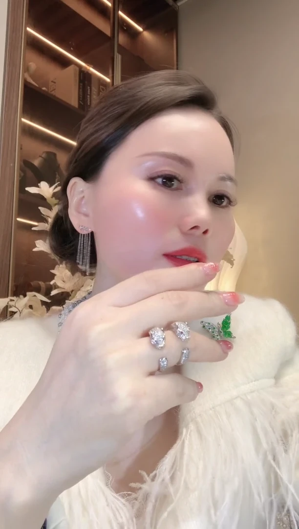 【闪购商品】钻石戒指18K金镶嵌A8 多样性发货一件