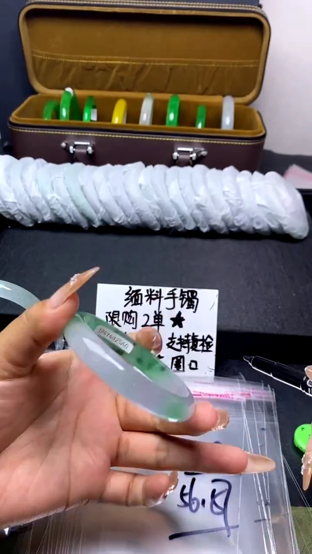 时尚女款缅料手镯 118