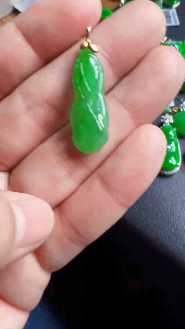 颈饰18K金镶嵌翡翠白菜